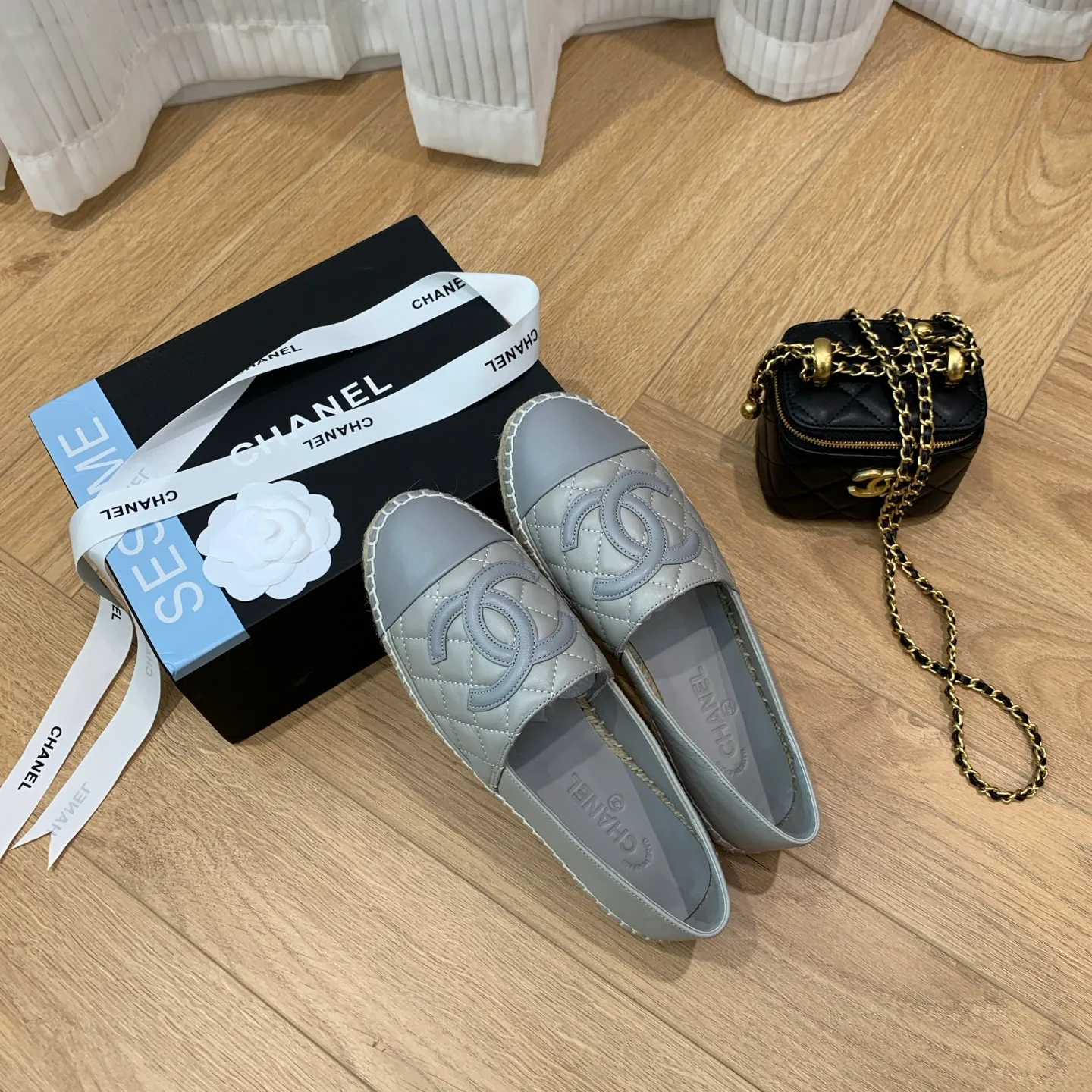 👟👟Ex-factory price 480👟👟 👑New colors are coming ✌️The new version of Chanel fisherman shoes is coming❗️Delivered in a complete set of top-notch packaging. The quality of my fisherman shoes has not been introduced much, everyone who has tried it knows it! The original customized upper, and my outsole is the original translucent outsole, the opaque outsole is the wrong version, full set of authentic packaging ❗️ size: 35-40, running price